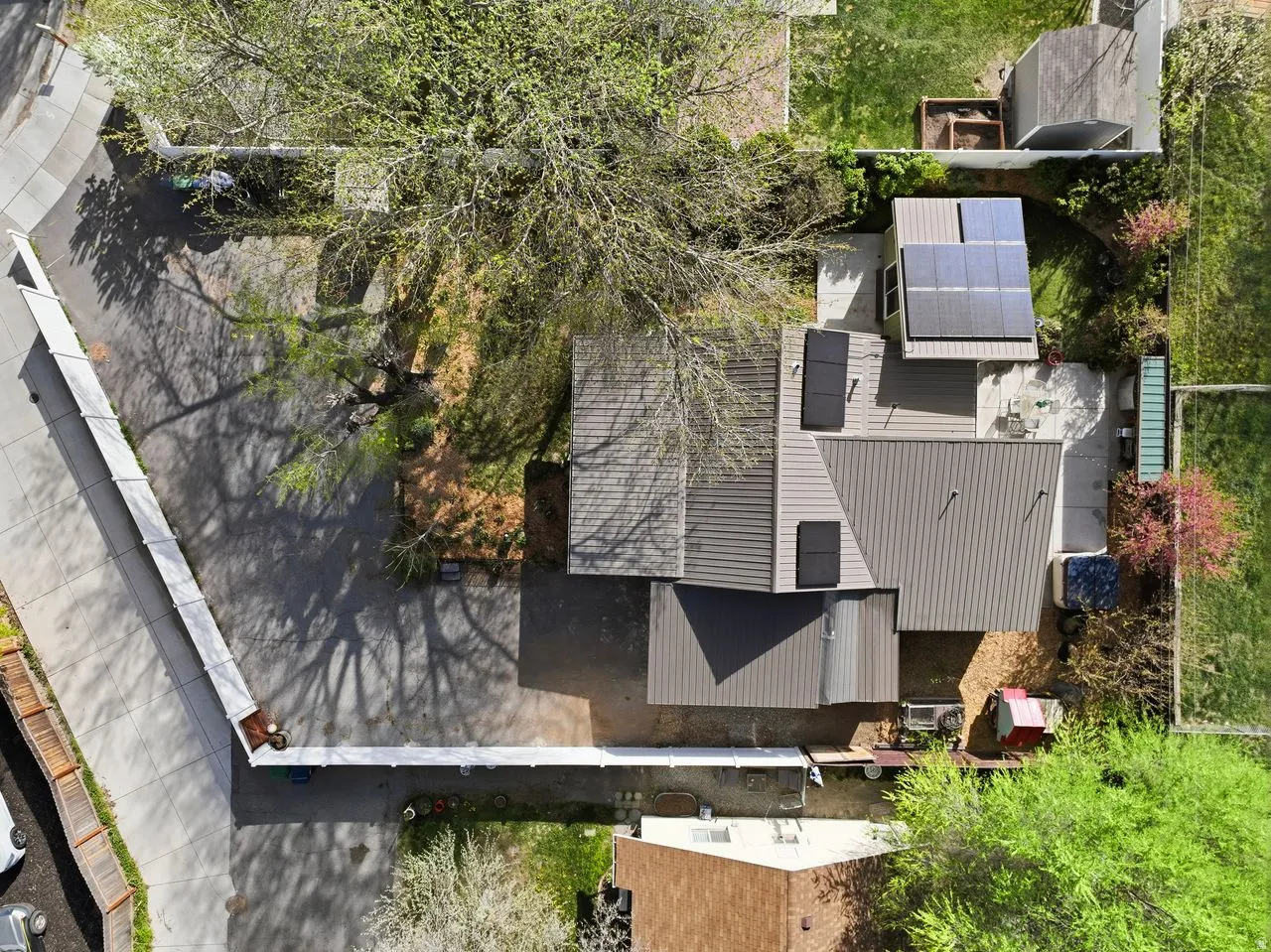 RV parking plus area for 5 cars off streetparking