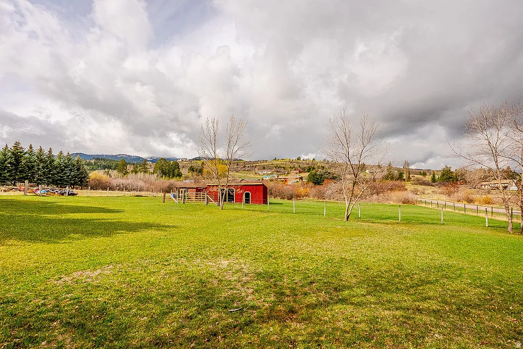 View of yard featuring an outbuilding