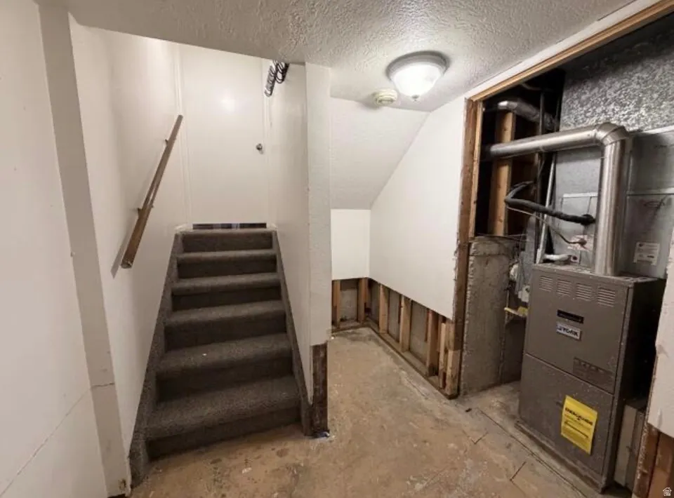 Staircase with heating unit and a textured ceiling