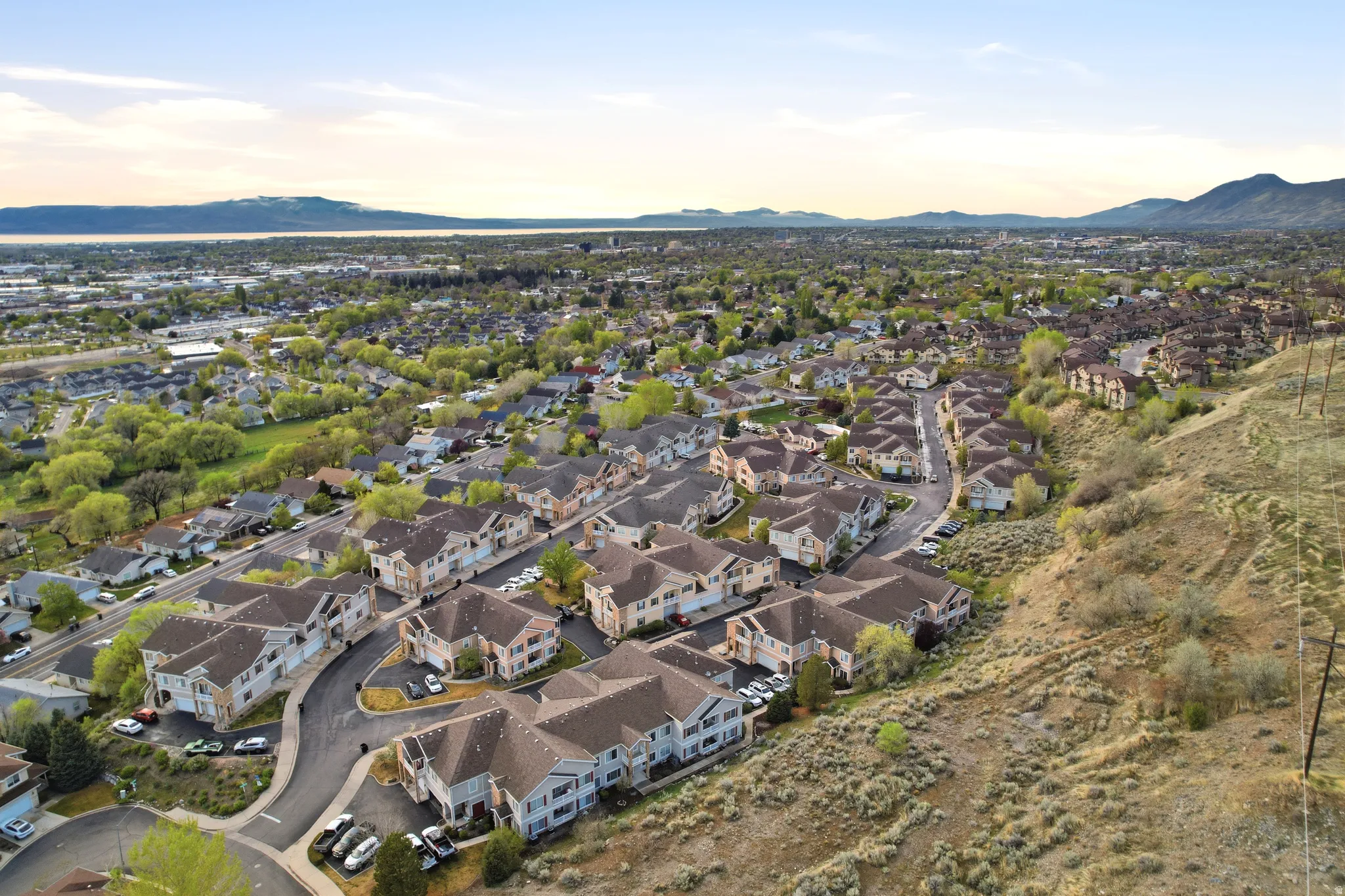 View of property location featuring nearby suburban area and mountains