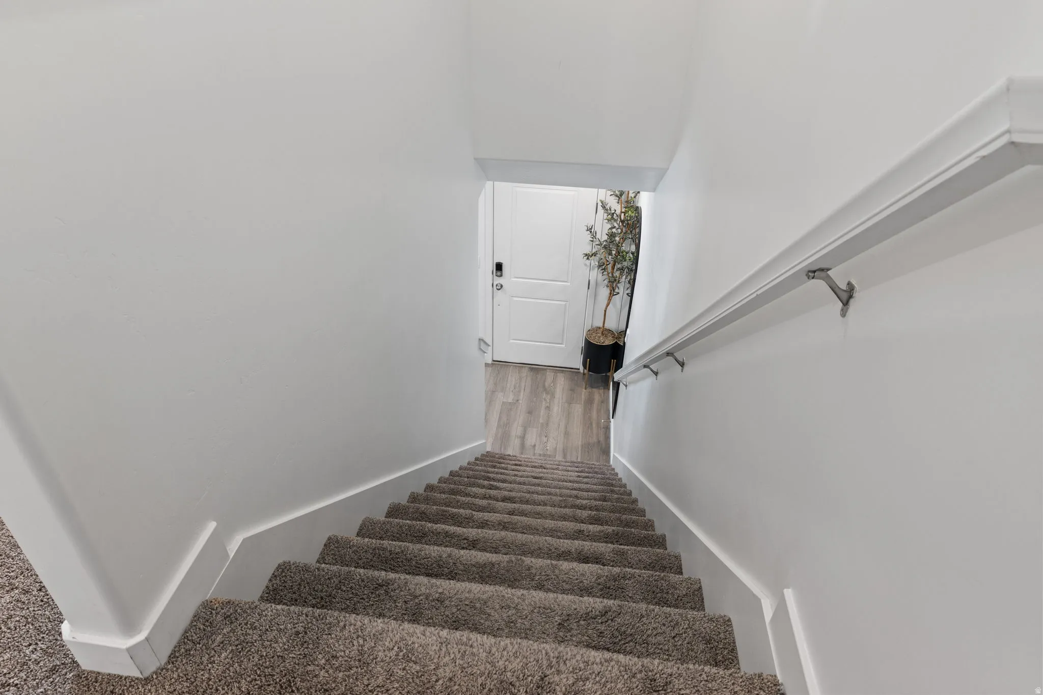 Staircase featuring baseboards
