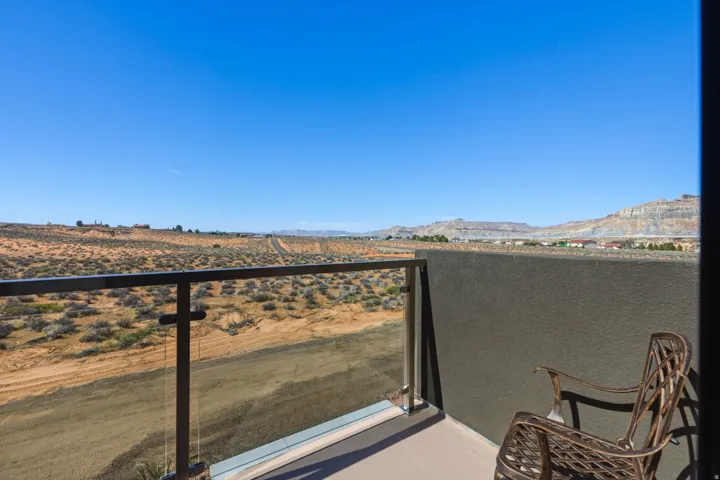 Balcony featuring a mountain view
