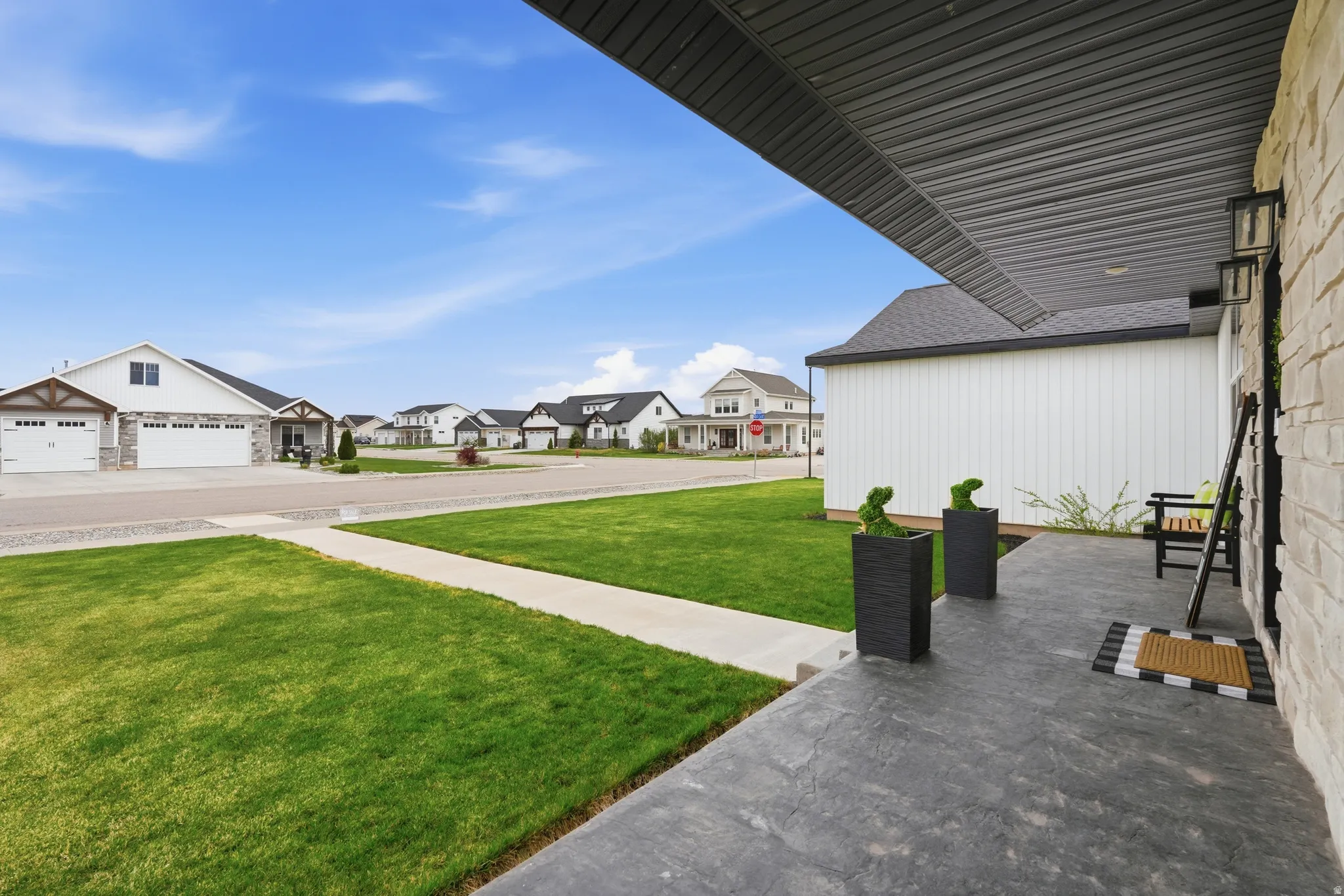 View of grassy yard with a residential view