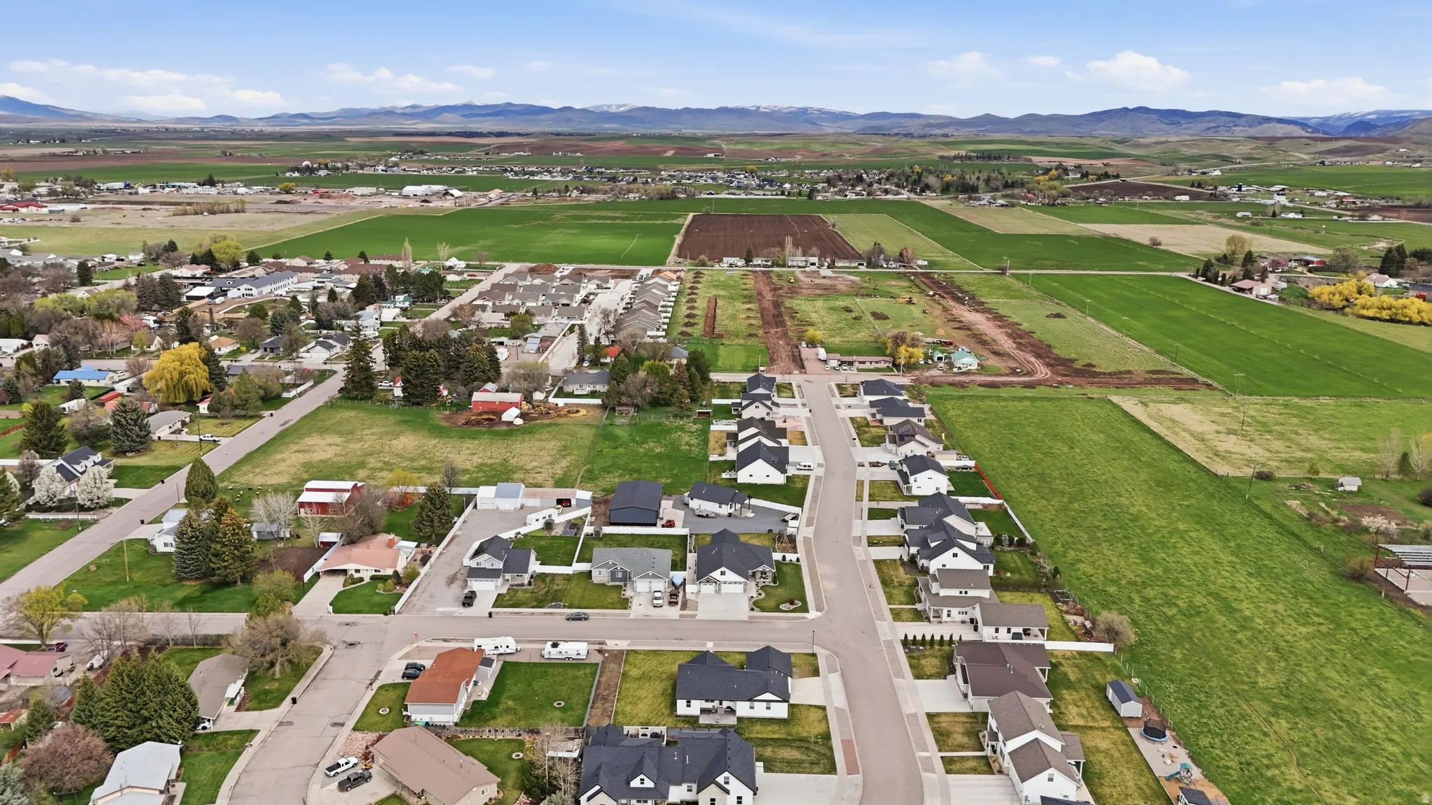 View of property location with a mountainous background and nearby suburban area