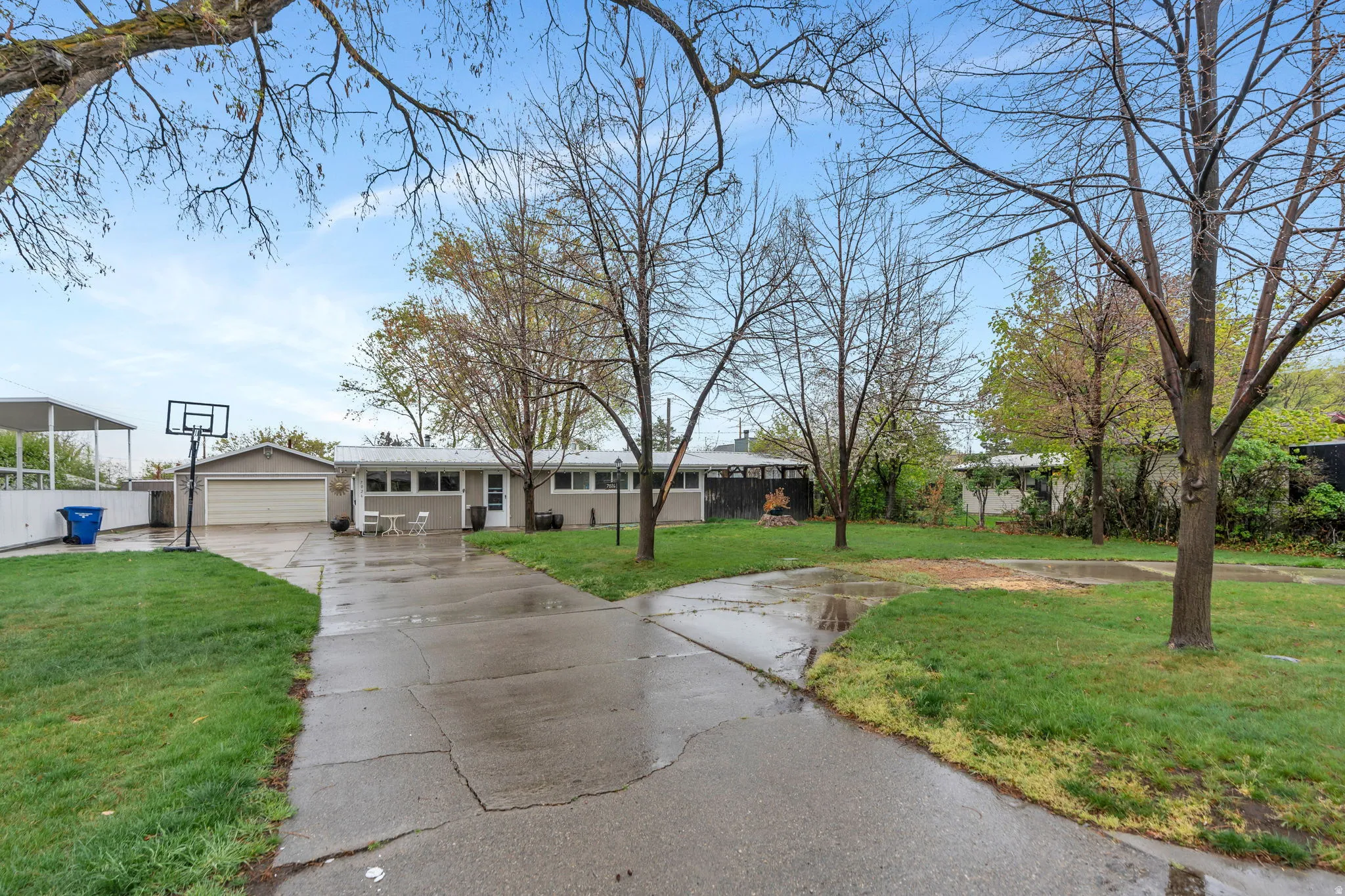 Single story home featuring concrete driveway