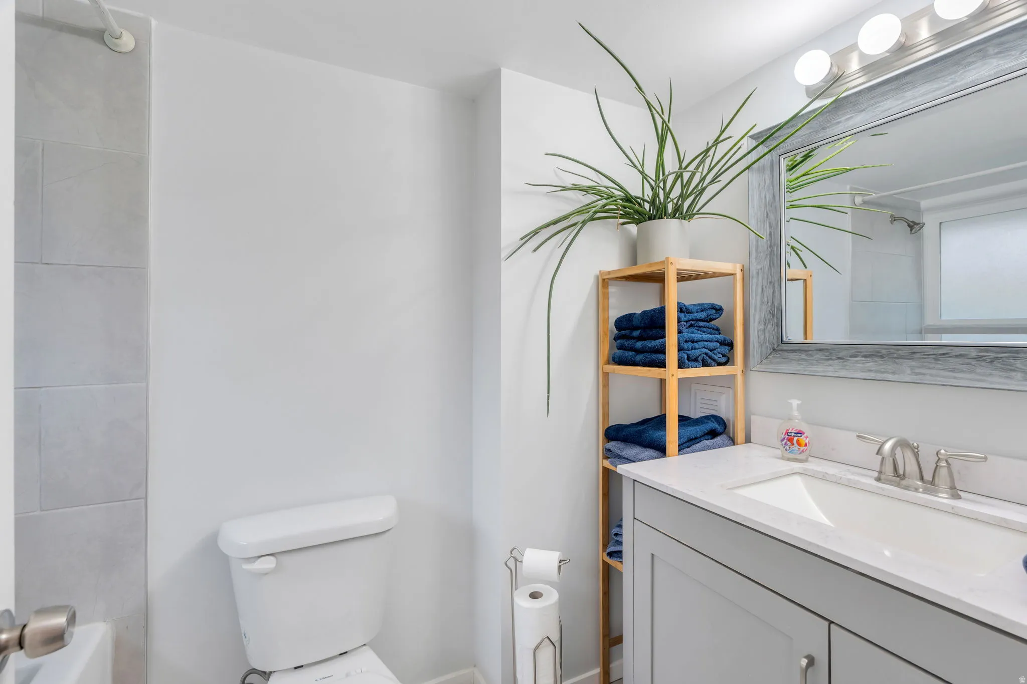 Full bath with vanity and tub / shower combination