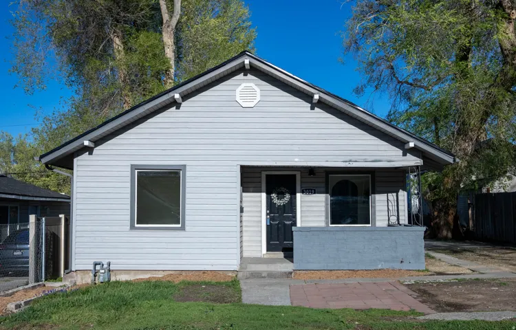 Bungalow-style house with covered porch