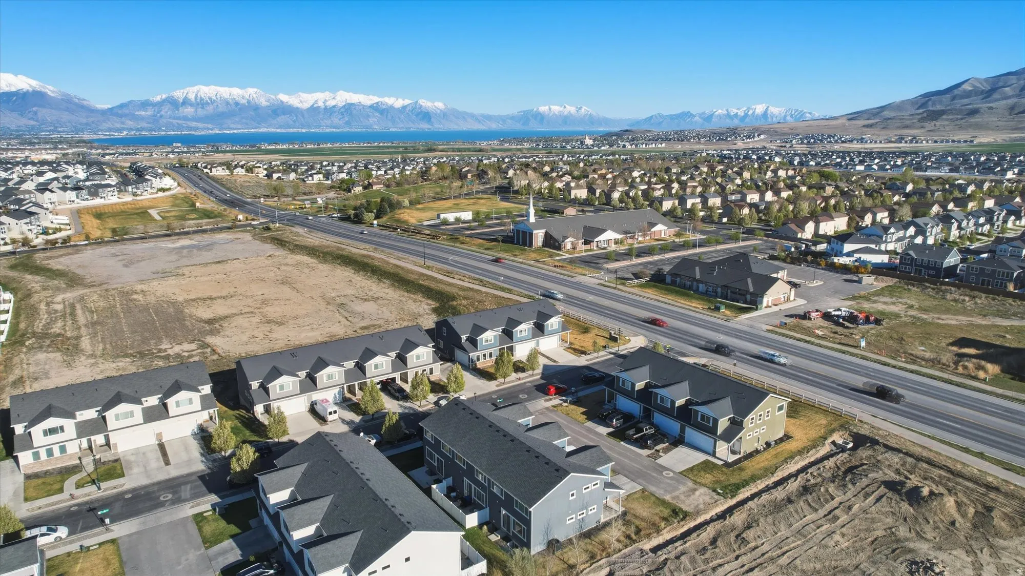 Aerial view of property's location featuring nearby suburban area and mountains