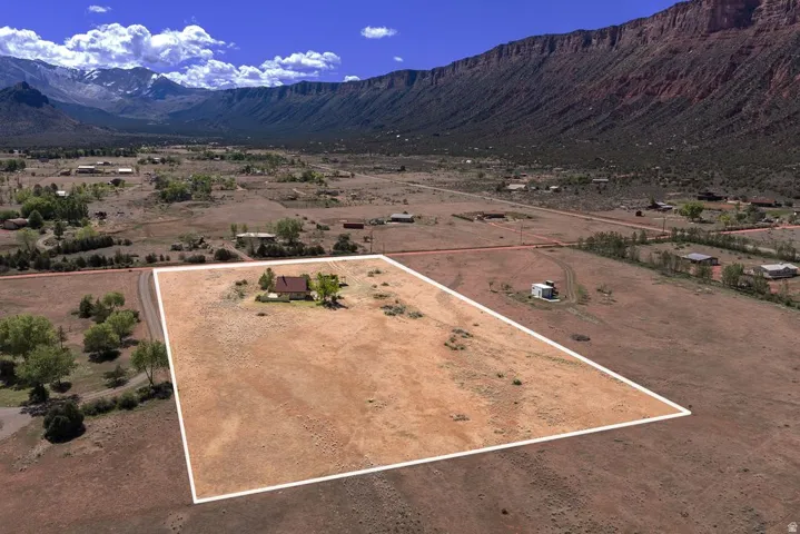 View of rural area with property boundaries highlighted and mountains
