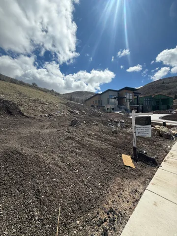 View of yard featuring a mountain view