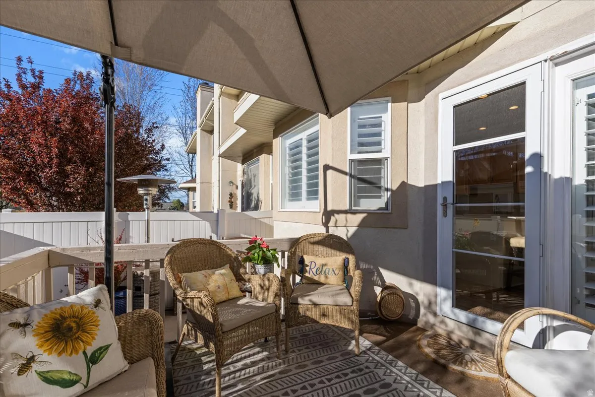 Balcony featuring outdoor lounge area
