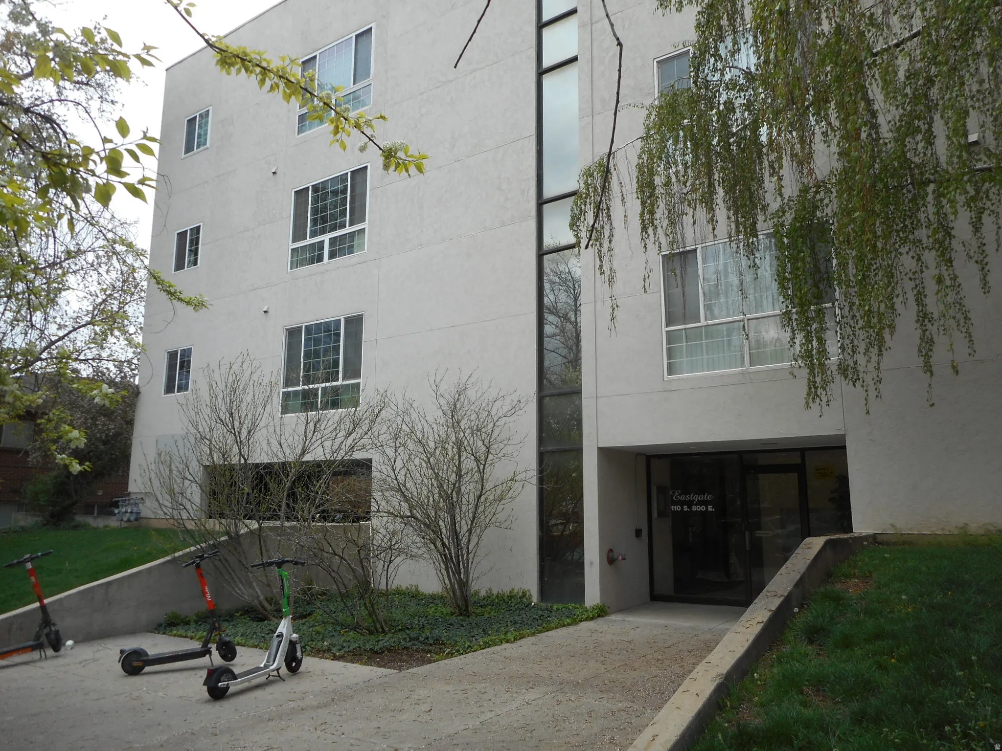 View of apartment building / complex