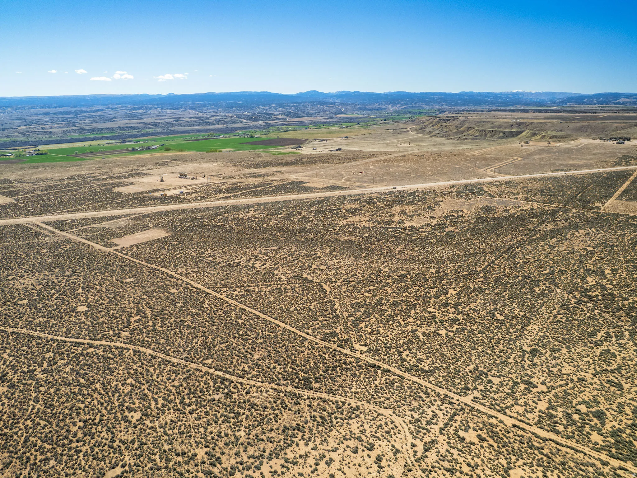 Overview of rural landscape featuring mountains and a desert landscape