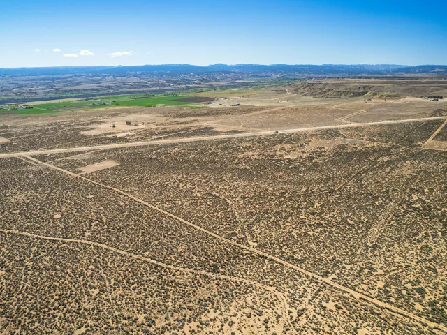 Overview of rural landscape featuring mountains and a desert landscape