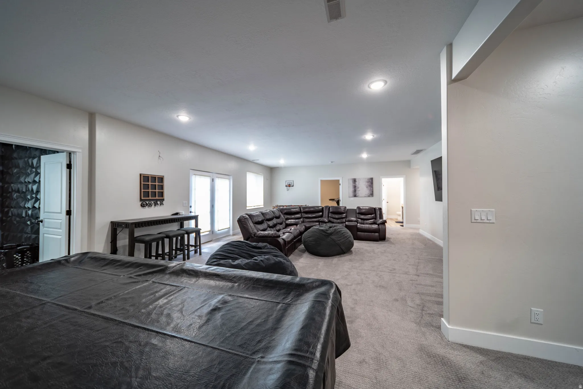 Living area featuring carpet and recessed lighting