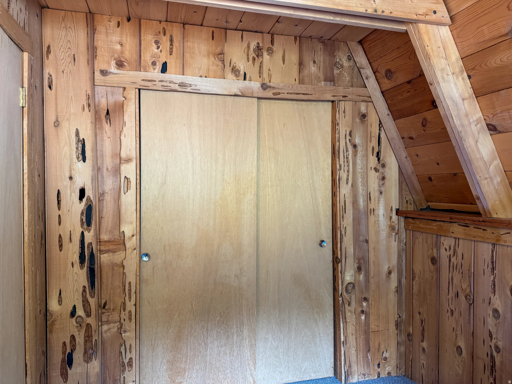 Detailed view of wooden walls
