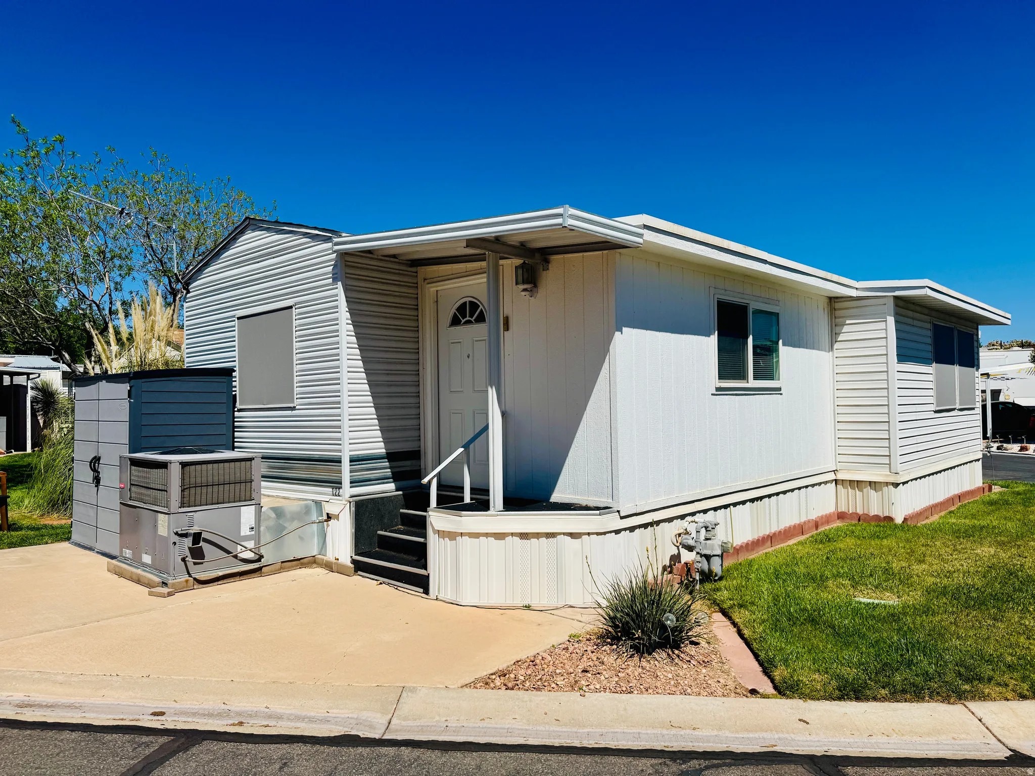 Manufactured / mobile home featuring a front lawn