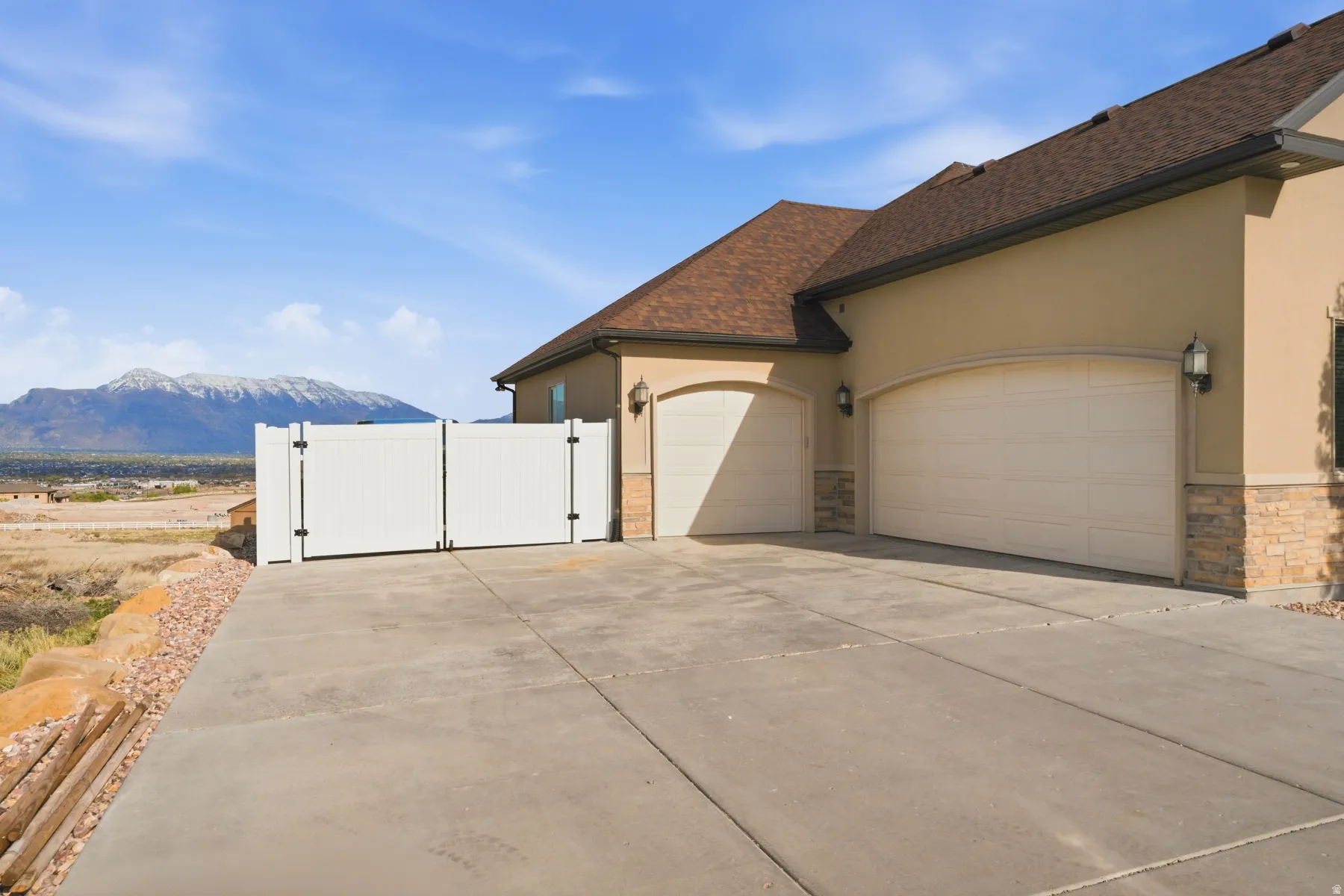 3 car garage and Gigantic drive for TONS of parking