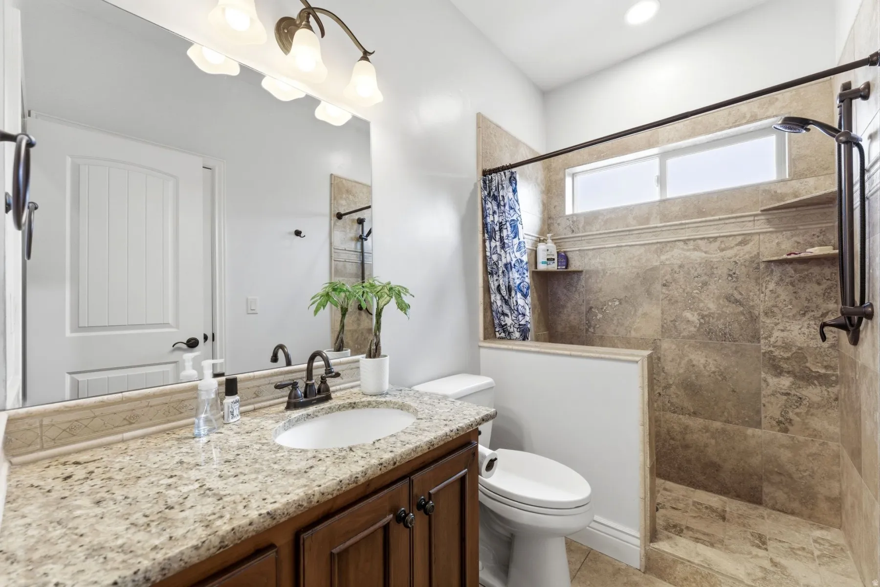 Main bathroom with tile suround