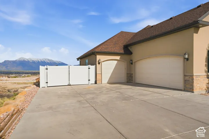 3 car garage and Gigantic drive for TONS of parking