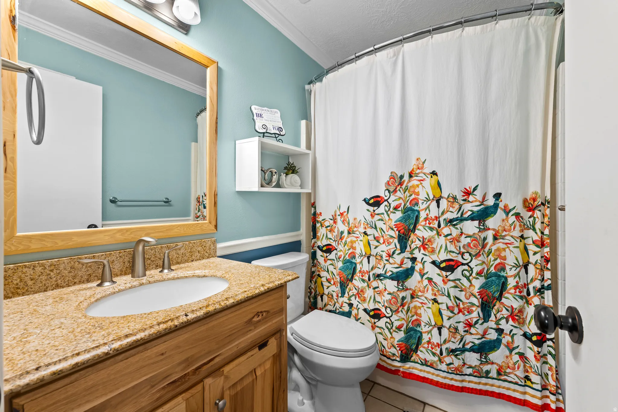 Full bathroom on main level with tub/shower