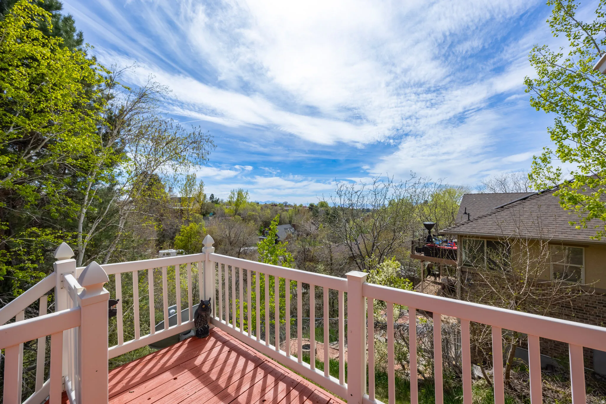 Upper deck with mountain & valley views.