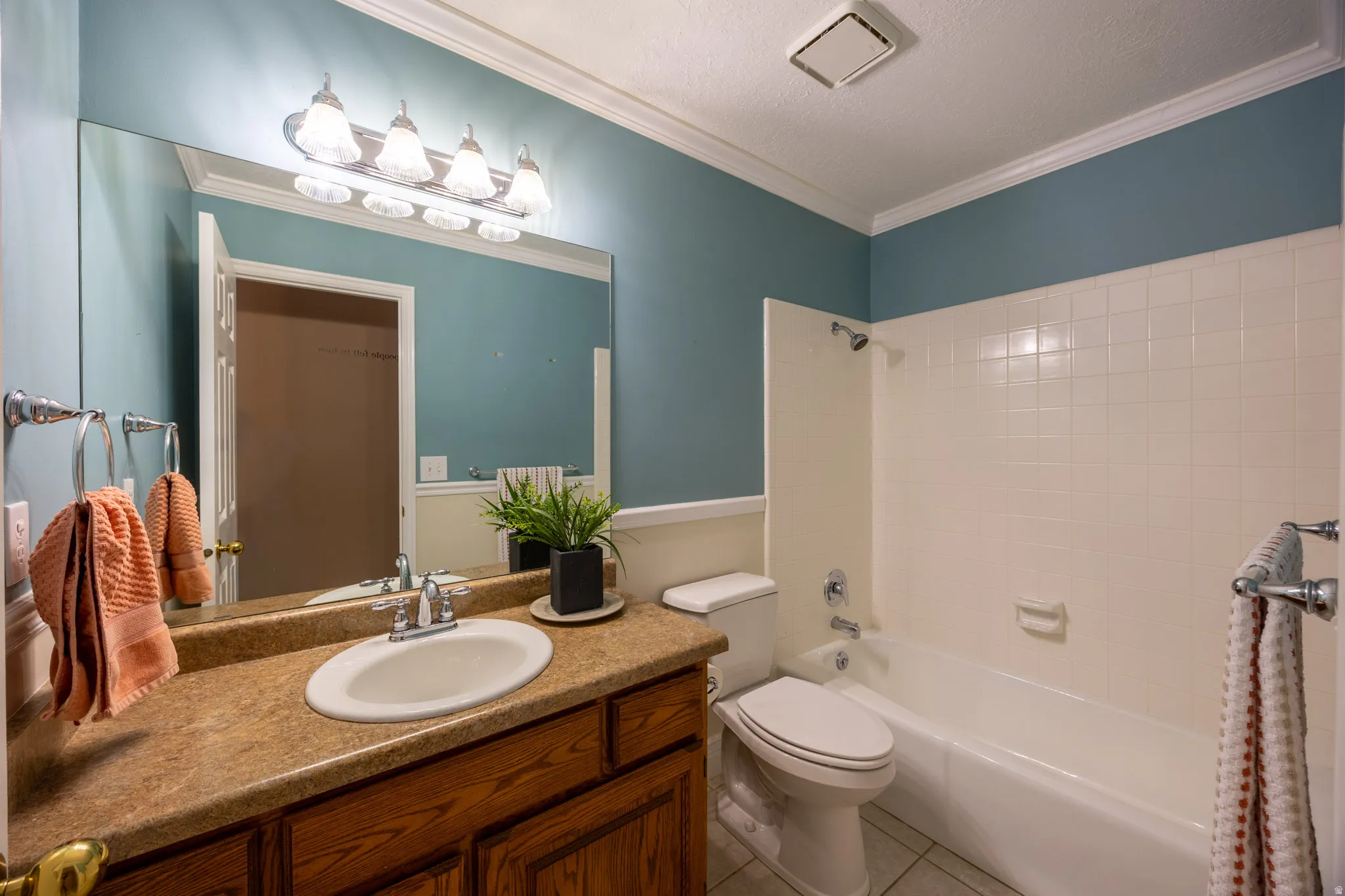 Main bathroom with tub/shower combo.