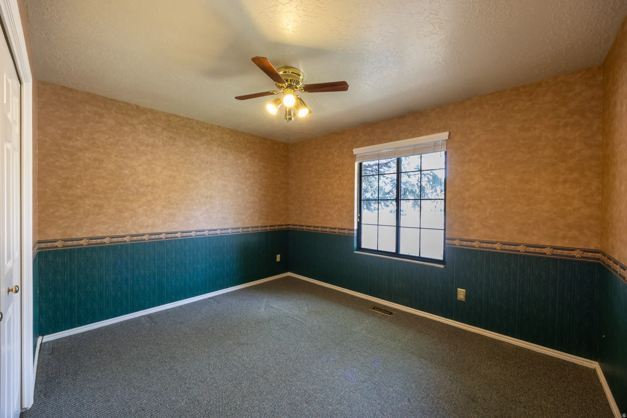 Secondary bedroom.