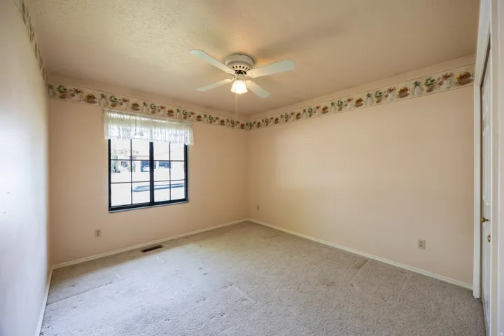 Secondary bedroom.