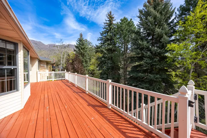 Upper deck with mountain & valley views.