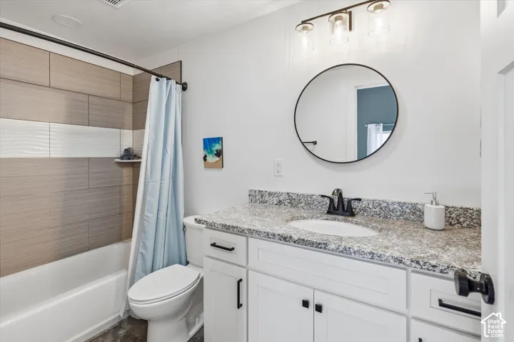 Primary Suite Bathroom with vanity and shower / tub combo