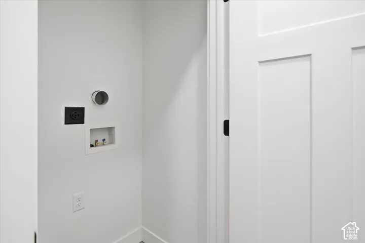 Laundry area with washer hookup and baseboards