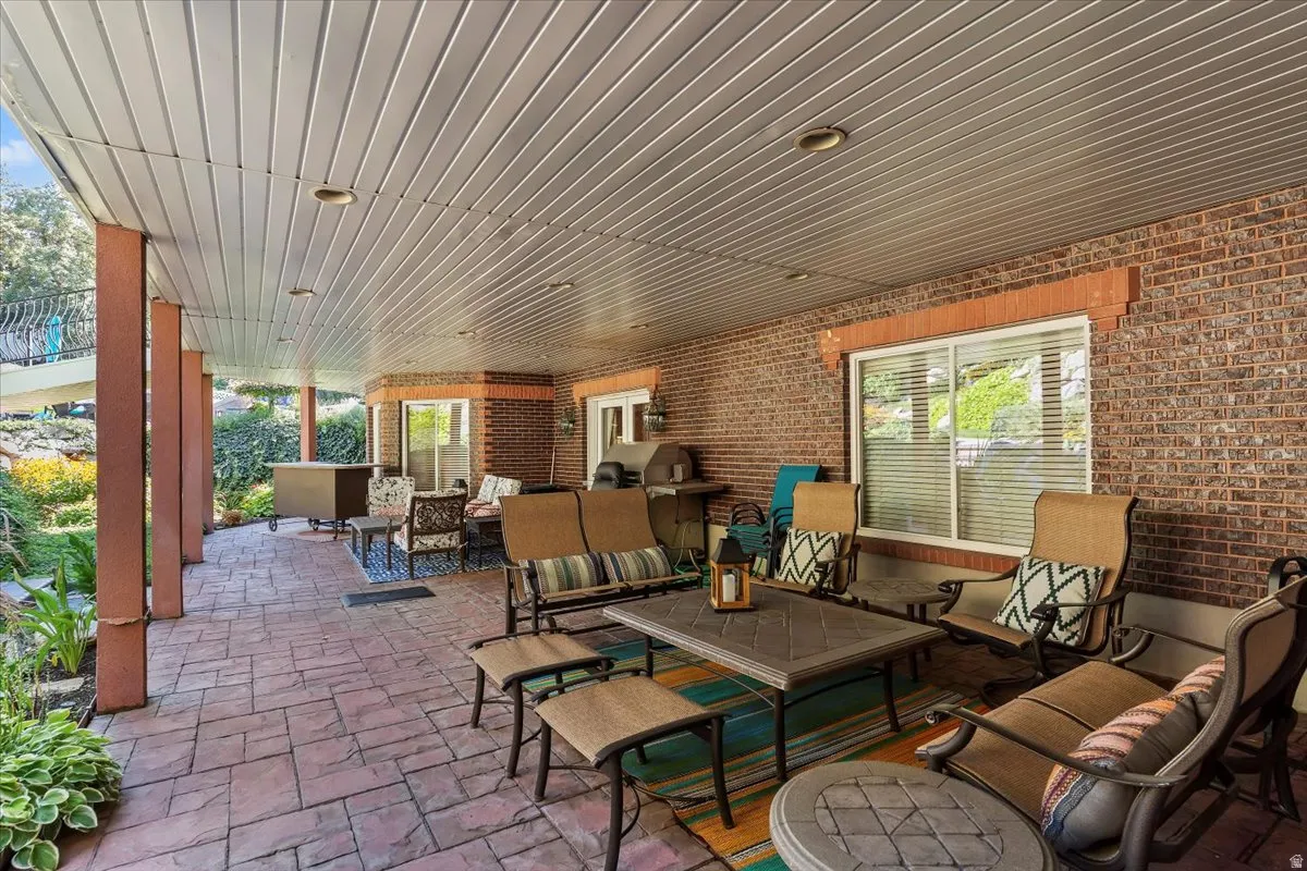 Lower deck that goes to the pool