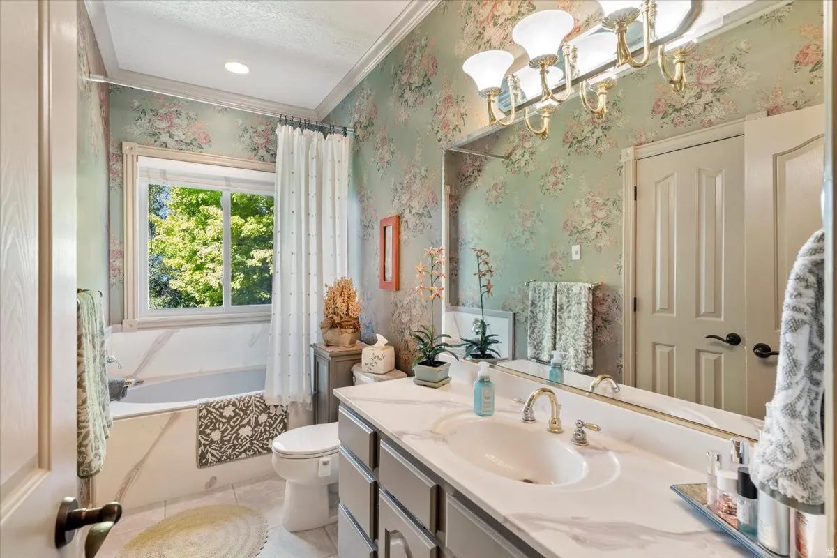 Main floor 2nd Bath