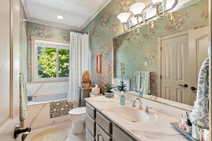 Main floor 2nd Bath