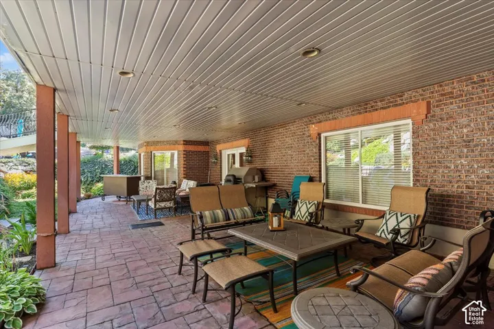 Lower deck that goes to the pool
