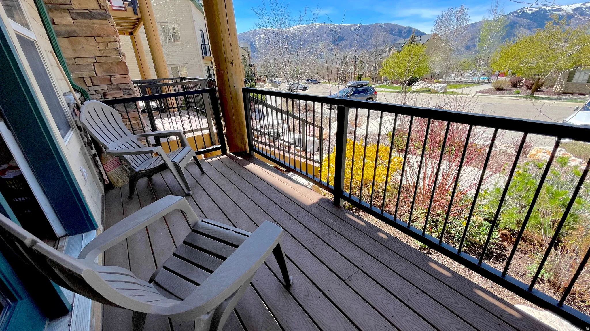 Front balcony featuring a mountain view