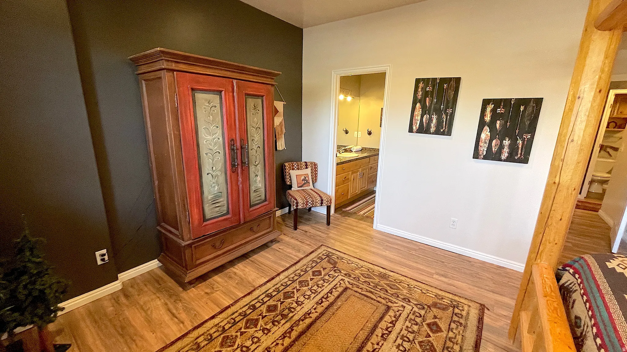 Primary suite, entrance to primary bath