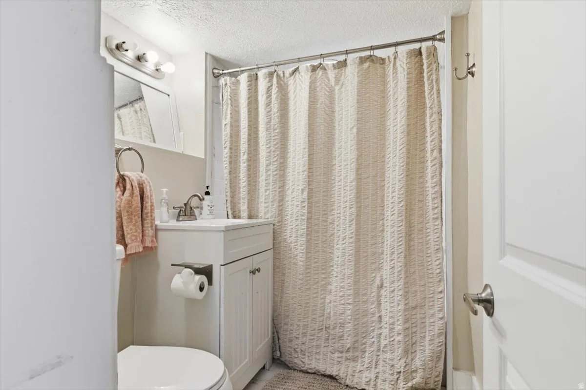 Bathroom 2 with tub/shower, vanity