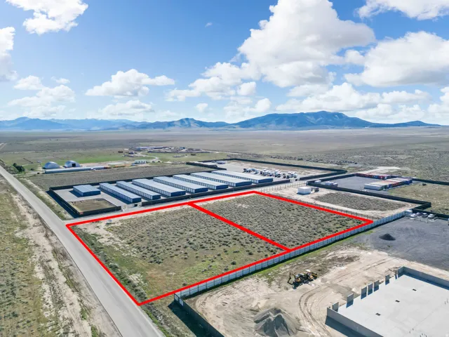Aerial view of property's location with property boundaries highlighted and mountains