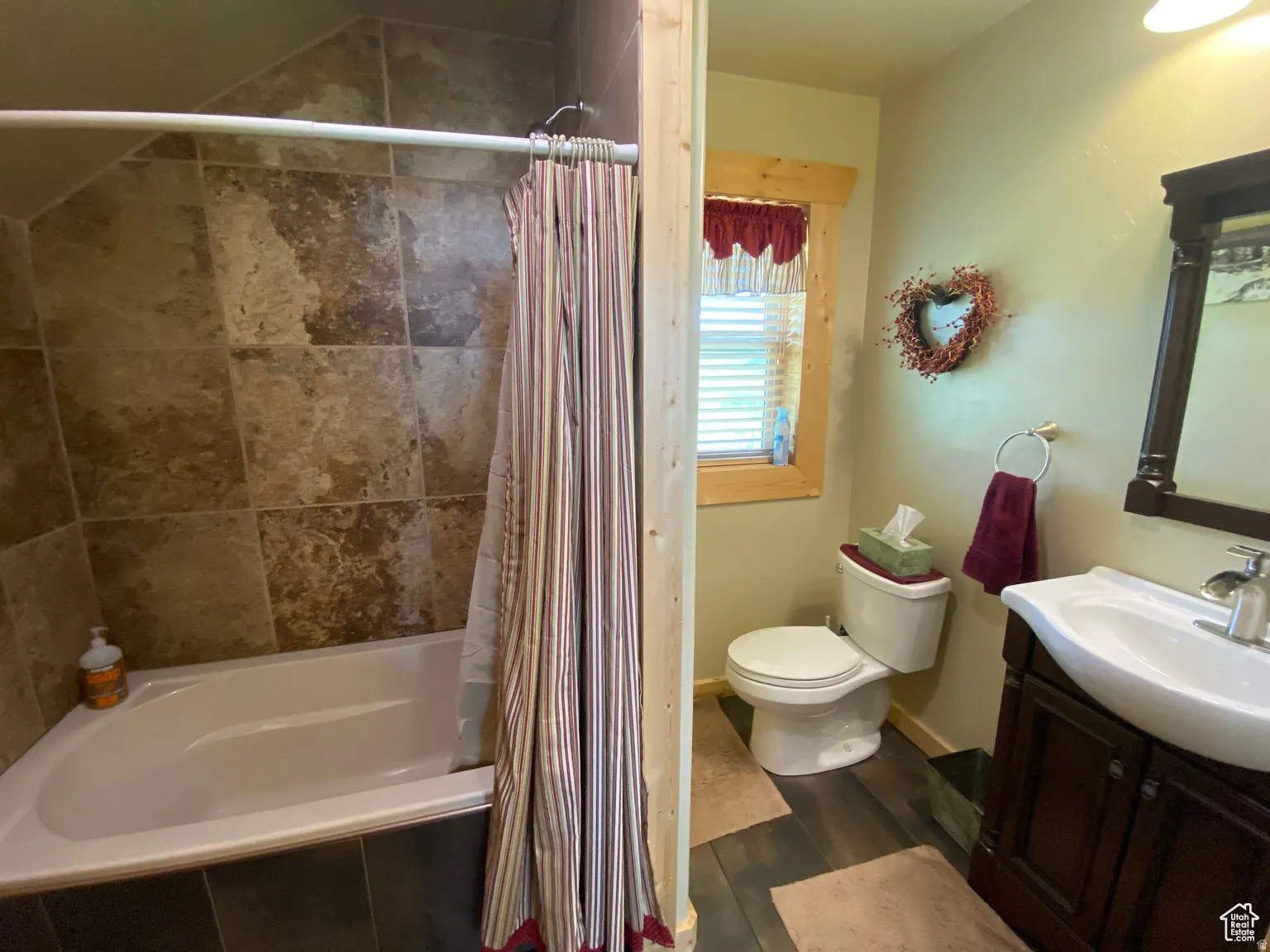 Full bath with vanity and tiled shower / bath