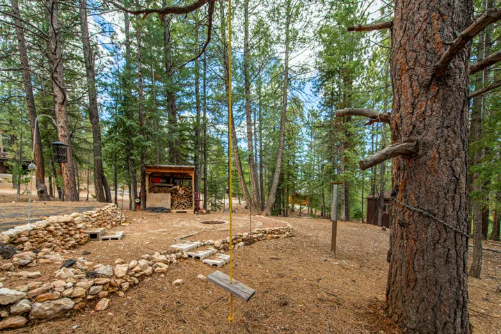 View of yard featuring an outbuilding