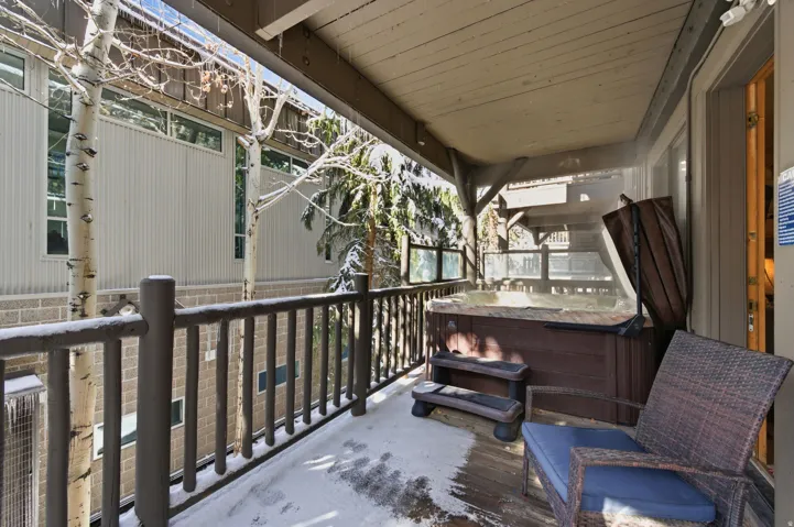 Balcony with a hot tub