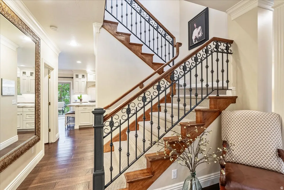 Entry/Staircase to 2nd Level
