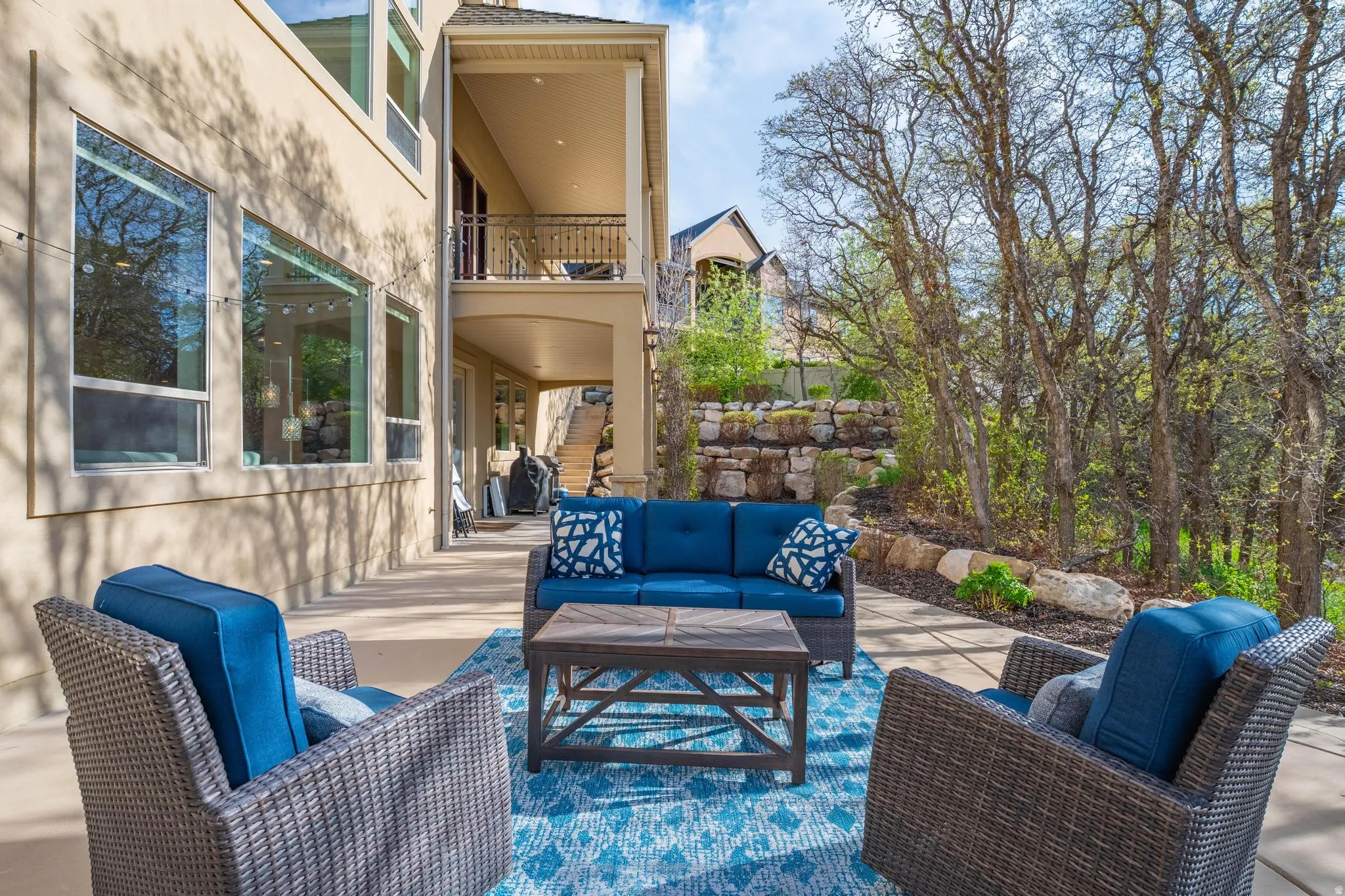 Patio / terrace with an outdoor hangout area and a patio