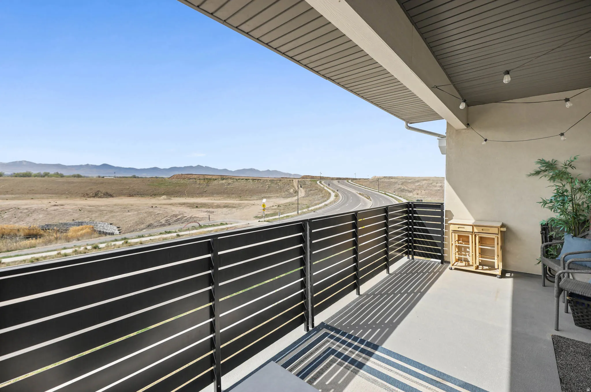 Balcony featuring a mountain view