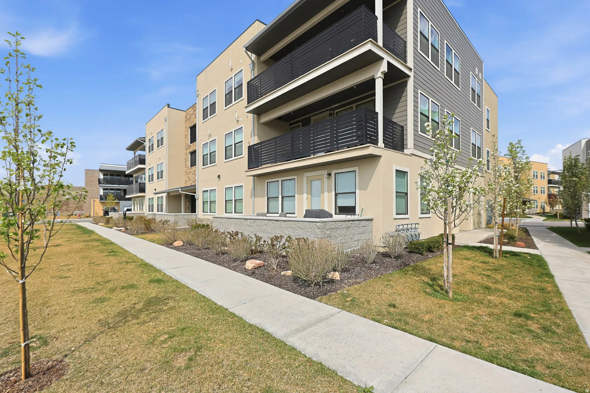 View of apartment building / complex