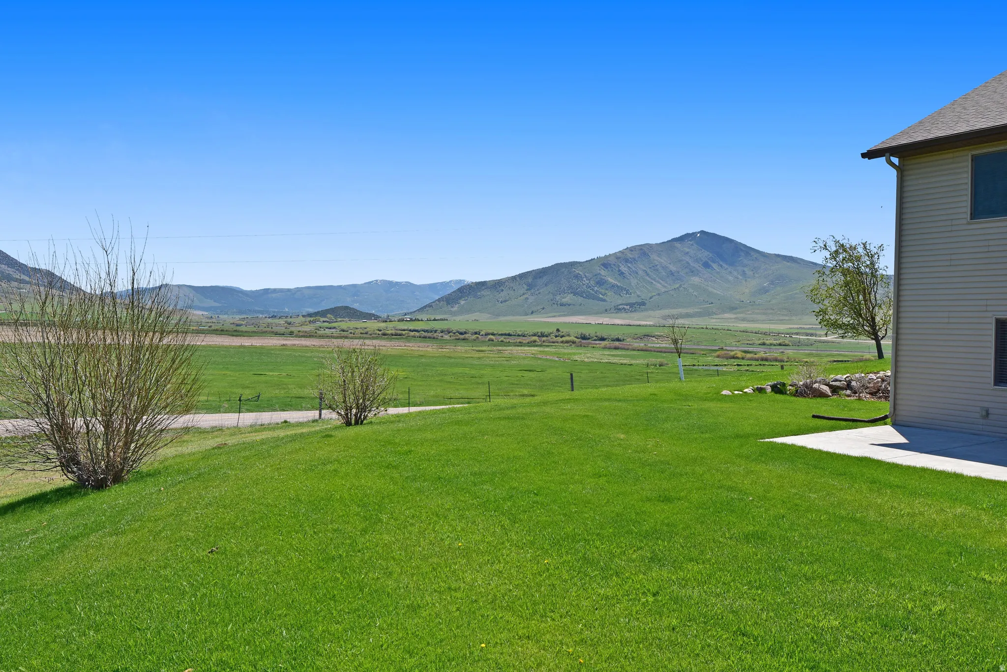 View of mountain background featuring rural landscape and a pastoral area