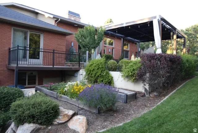 View of yard with a garden