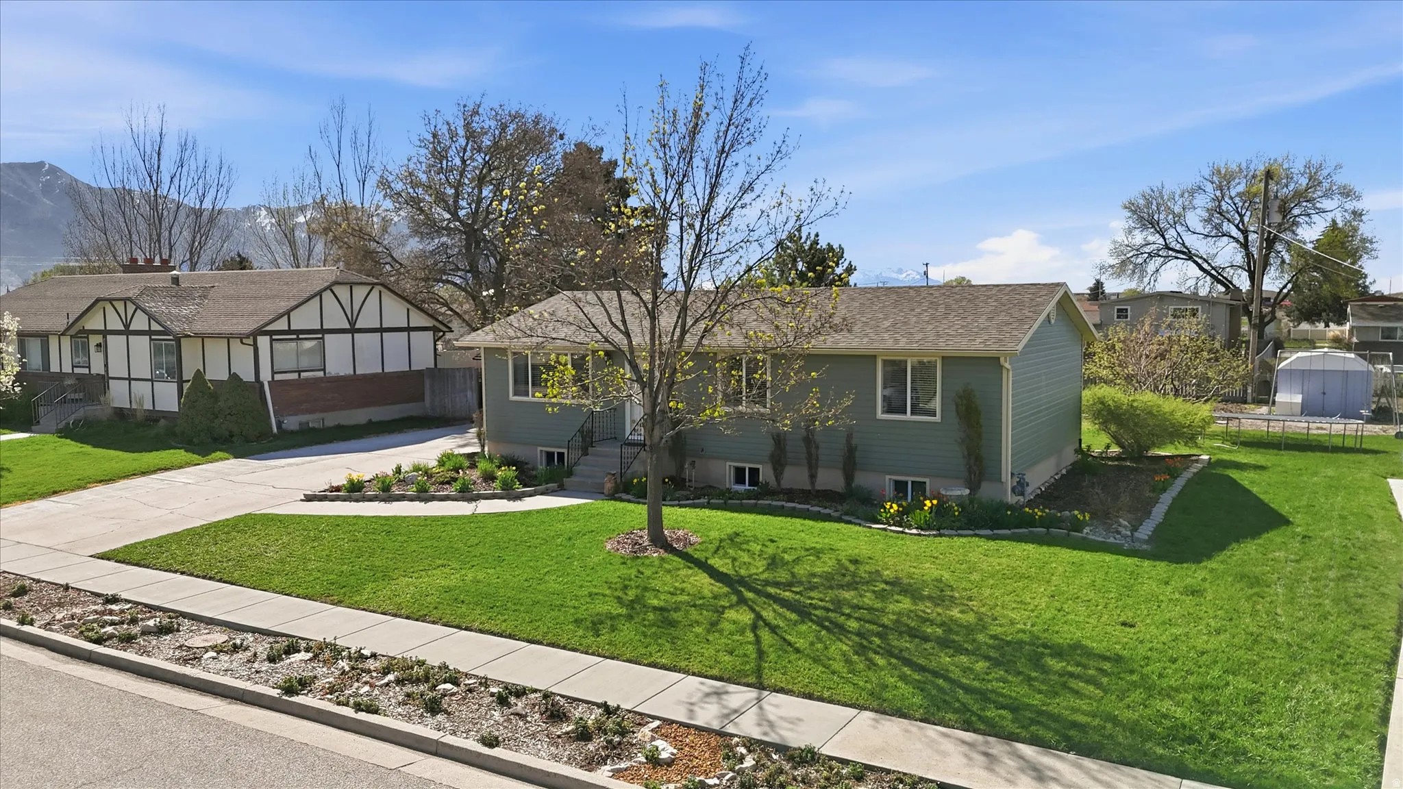 View of front facade with a front lawn and driveway